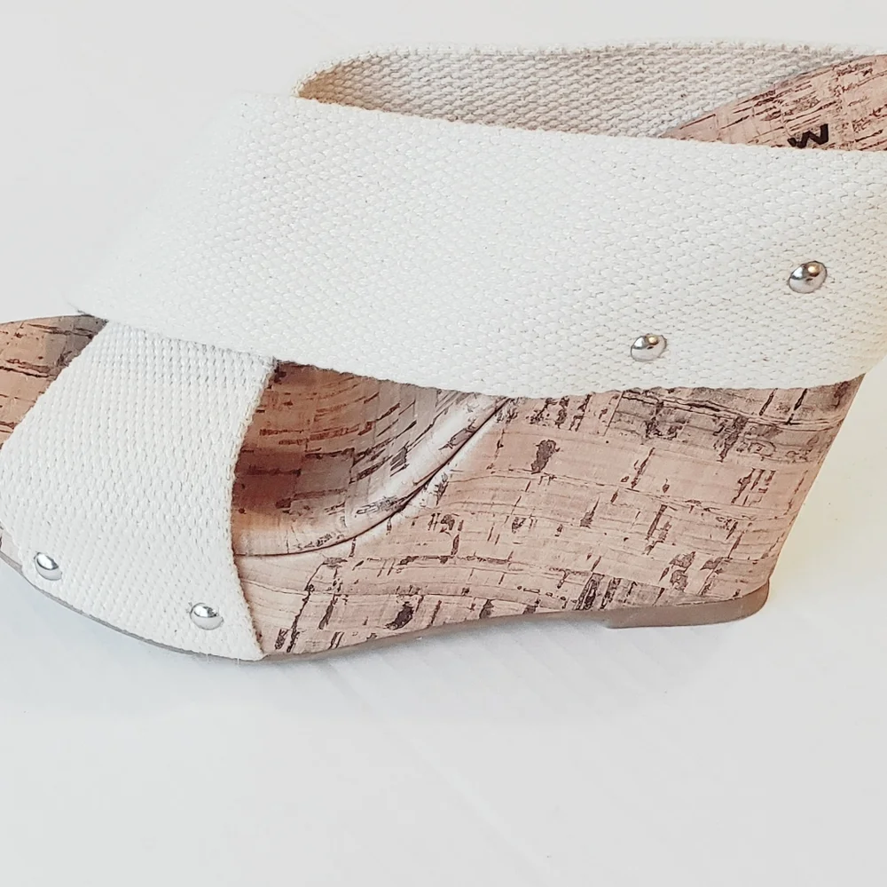 New! MoMo Wedge